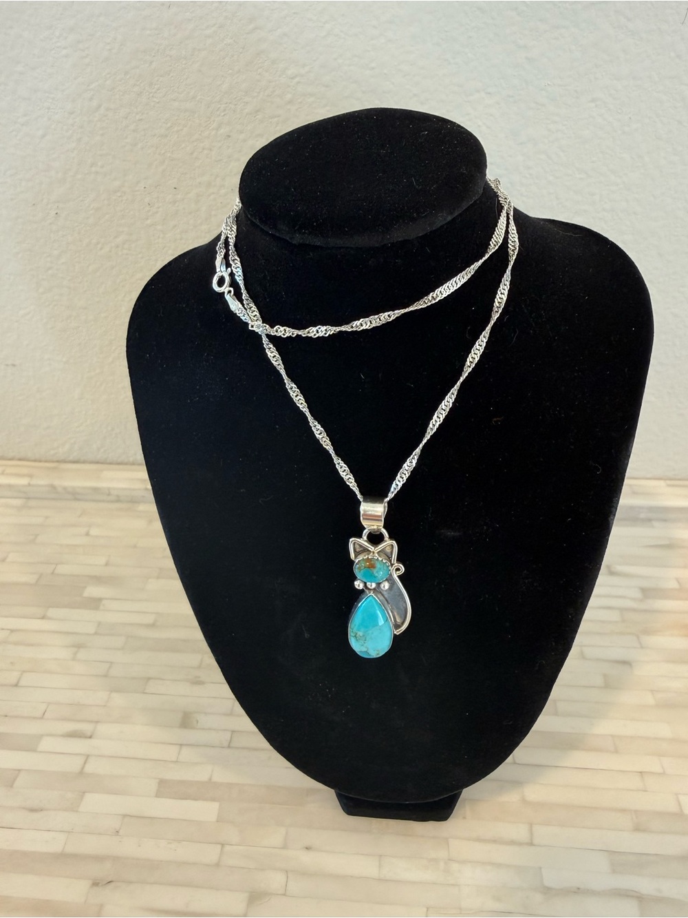 Turquoise Cat-Shaped Pendant Necklace - Silver Tone - Picture 3 of 4